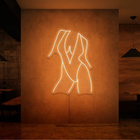 Neonlamp van vrouw in strand kleding in kleur oranje