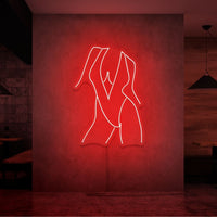 Neonlamp van vrouw in strand kleding in kleur rood