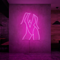 Neonlamp van vrouw in strand kleding in kleur roze