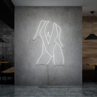 Neonlamp van vrouw in strand kleding in kleur wit