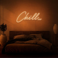 Neon letters met tekst "Chill" in kleur oranje