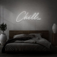 Neon letters met tekst "Chill" in kleur wit