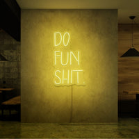 Neon letters met tekst "Do fun shit" in kleur geel