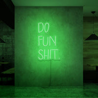 Neon letters met tekst "Do fun shit" in kleur groen