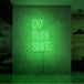 Neon letters met tekst "Do fun shit" in kleur groen
