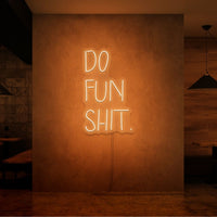 Neon letters met tekst "Do fun shit" in kleur oranje