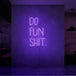 Neon letters met tekst "Do fun shit" in kleur paars