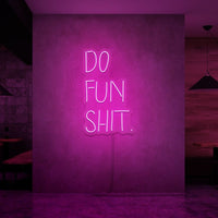 Neon letters met tekst "Do fun shit" in kleur roze