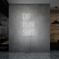 Neon letters met tekst "Do fun shit" in kleur wit