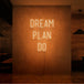 Neon letters met tekst "Dream plan do" in kleur oranje
