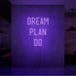 Neon letters met tekst "Dream plan do" in kleur paars