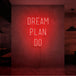 Neon letters met tekst "Dream plan do" in kleur rood