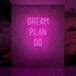 Neon letters met tekst "Dream plan do" in kleur roze