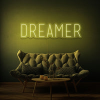 Neon letters met tekst "Dreamer" in kleur geel