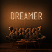 Neon letters met tekst "Dreamer" in kleur oranje
