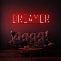 Neon letters met tekst "Dreamer" in kleur rood