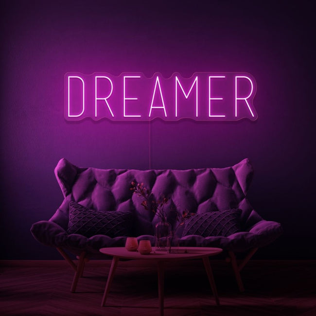 Neon letters met tekst "Dreamer" in kleur roze