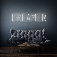 Neon letters met tekst "Dreamer" in kleur wit