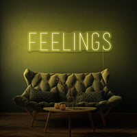 Neon letters met tekst "Feelings" in kleur geel