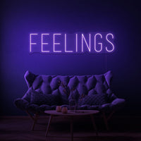 Neon letters met tekst "Feelings" in kleur paars