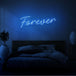 Neon letters met tekst "forever" in kleur blauw