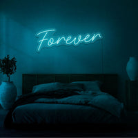 Neon letters met tekst "forever" in kleur cyaan