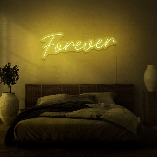 Neon letters met tekst "forever" in kleur geel