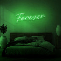 Neon letters met tekst "forever" in kleur groen