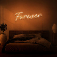 Neon letters met tekst "forever" in kleur oranje