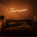 Neon letters met tekst "forever" in kleur oranje