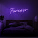 Neon letters met tekst "forever" in kleur paars