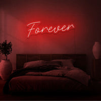 Neon letters met tekst "forever" in kleur rood