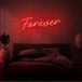 Neon letters met tekst "forever" in kleur rood