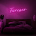 Neon letters met tekst "forever" in kleur roze