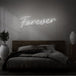 Neon letters met tekst "forever" in kleur wit