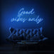 Neon letters met tekst "Good vibes only" in kleur blauw