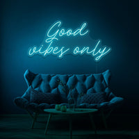 Neon letters met tekst "Good vibes only" in kleur cyaan