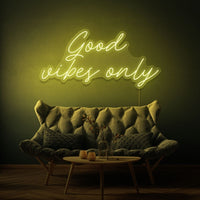 Neon letters met tekst "Good vibes only" in kleur geel