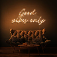 Neon letters met tekst "Good vibes only" in kleur oranje