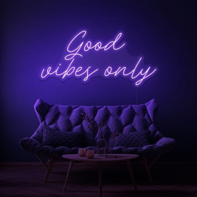 Neon letters met tekst "Good vibes only" in kleur paars