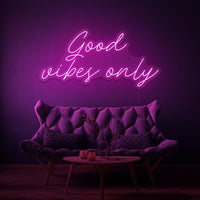 Neon letters met tekst "Good vibes only" in kleur roze