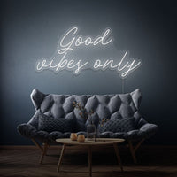 Neon letters met tekst "Good vibes only" in kleur wit
