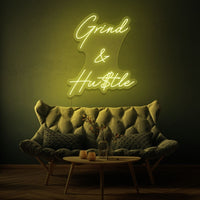 Neon letters met tekst "grind and hustle" in kleur geel