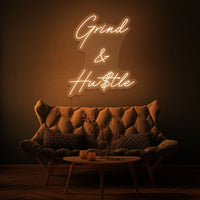 Neon letters met tekst "grind and hustle" in kleur oranje