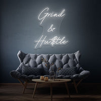 Neon letters met tekst "grind and hustle" in kleur wit