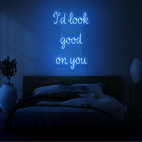 Neon letters met tekst "I'd look good on you" in kleur blauw