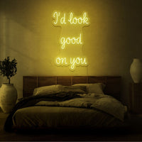 Neon letters met tekst "I'd look good on you" in kleur geel