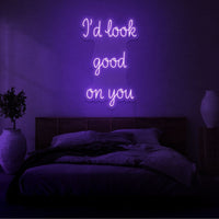 Neon letters met tekst "I'd look good on you" in kleur paars