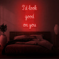 Neon letters met tekst "I'd look good on you" in kleur rood