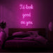 Neon letters met tekst "I'd look good on you" in kleur roze